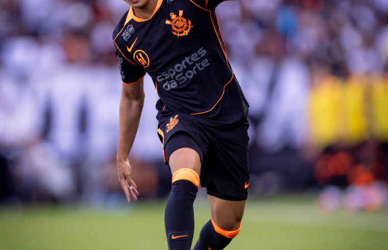 Dorival promove base e usa quatro jogadores formados no clube nas mudanças