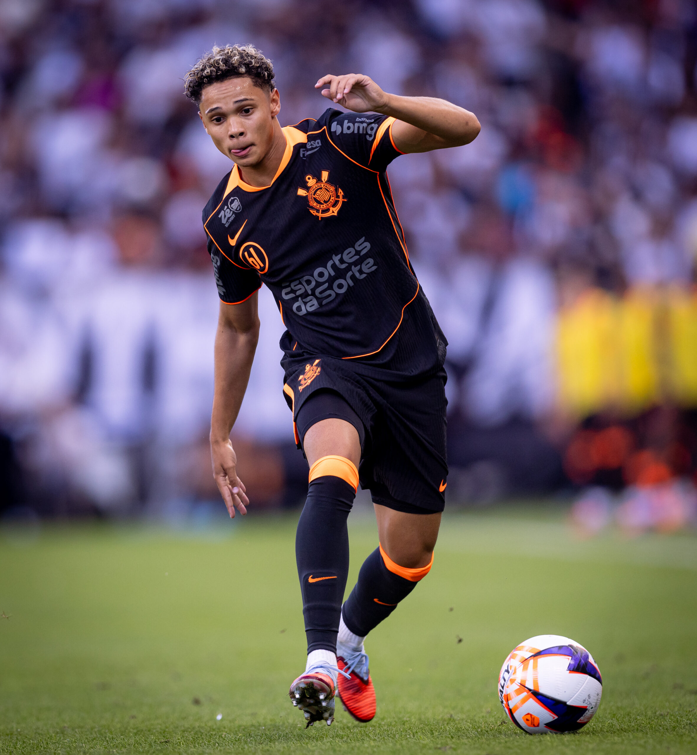 Dorival promove base e usa quatro jogadores formados no clube nas mudanças