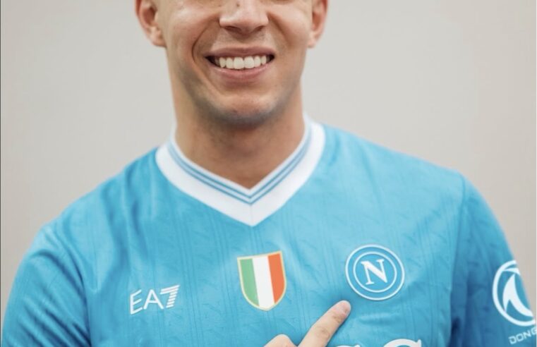 Giovane entra para grupo histórico e se torna o primeiro Filho do Terrão no Napoli